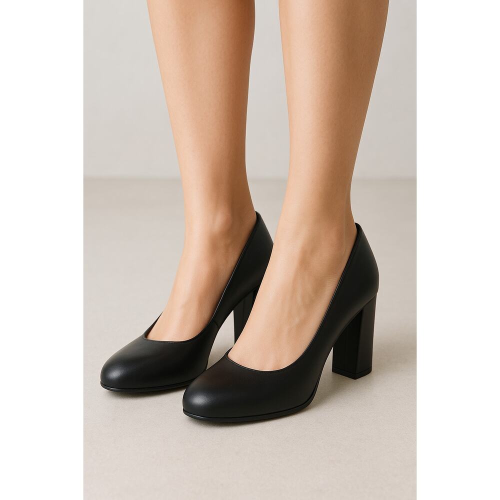 ONO black leather round toe chunky heels size 7.5